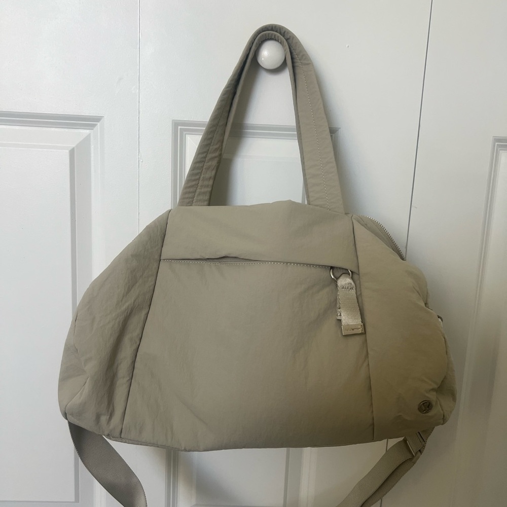 LULULEMON On My Level Barrel Duffle Bag - Raw Linen - Picture 2 of 5